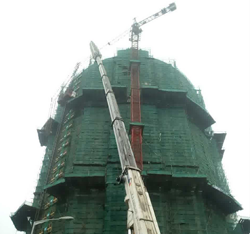 甘井子吊车在工地上作业